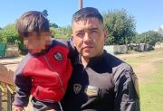 VIDEO | Un valiente policía evitó que un tren arrolle a un niño de 3 años que jugaba en las vías