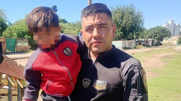 VIDEO | Un valiente policía evitó que un tren arrolle a un niño de 3 años que jugaba en las vías