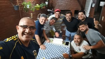 Sus amigos le festejaron el cumpleaños a una foto porque la mujer no lo dejó ir: “Es un pollerudo”