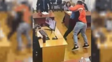 Un preso atacó a un fiscal y destruyó un televisor durante una audiencia