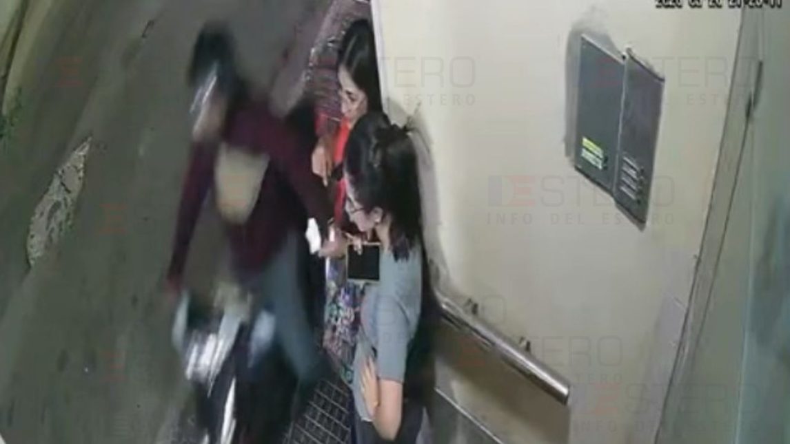 VIDEO: Motochorro le robó el celular en menos de cinco segundos mientras esperaba el Uber