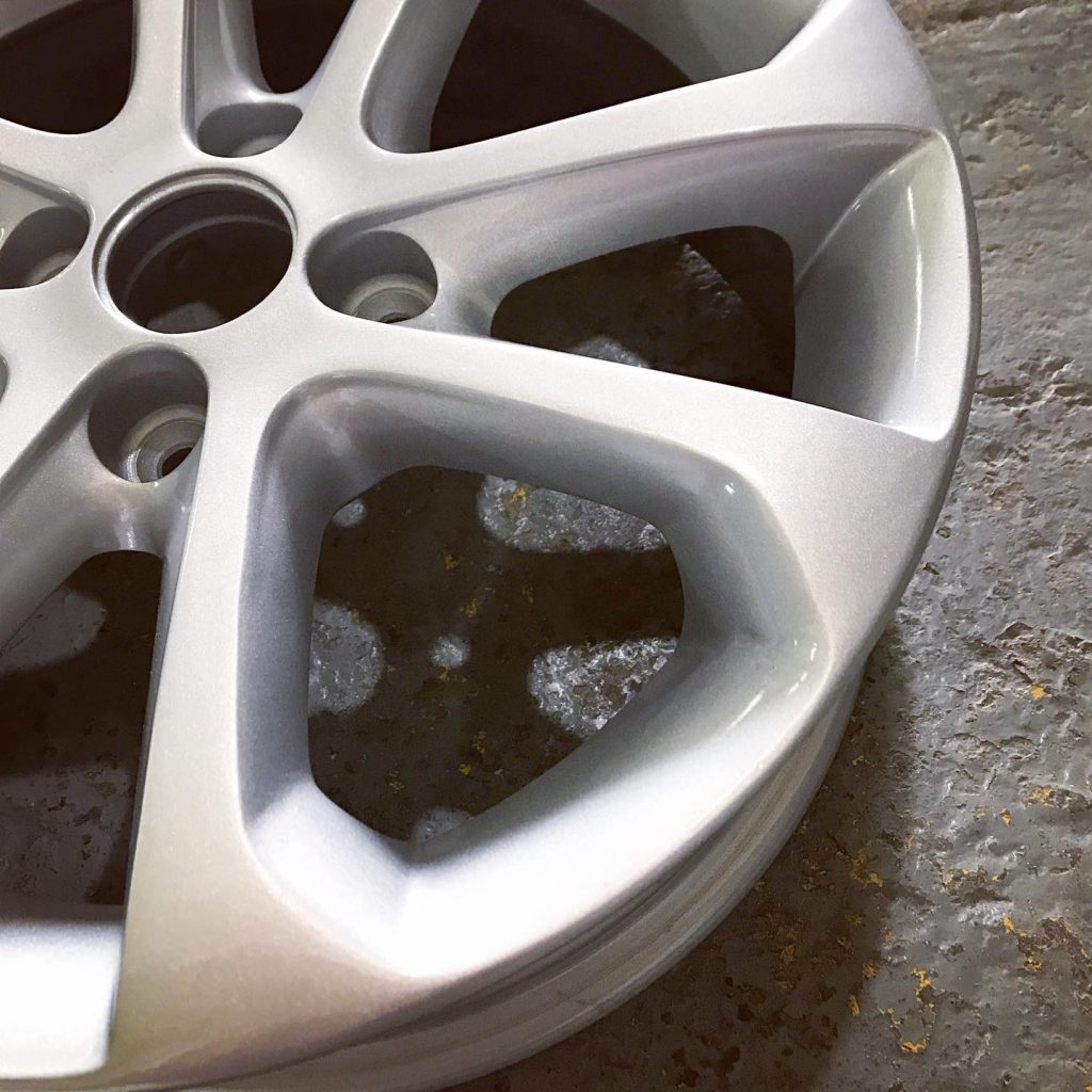 Escándalo en Añatuya: roban ruedas de autos secuestrados dentro de un predio policial