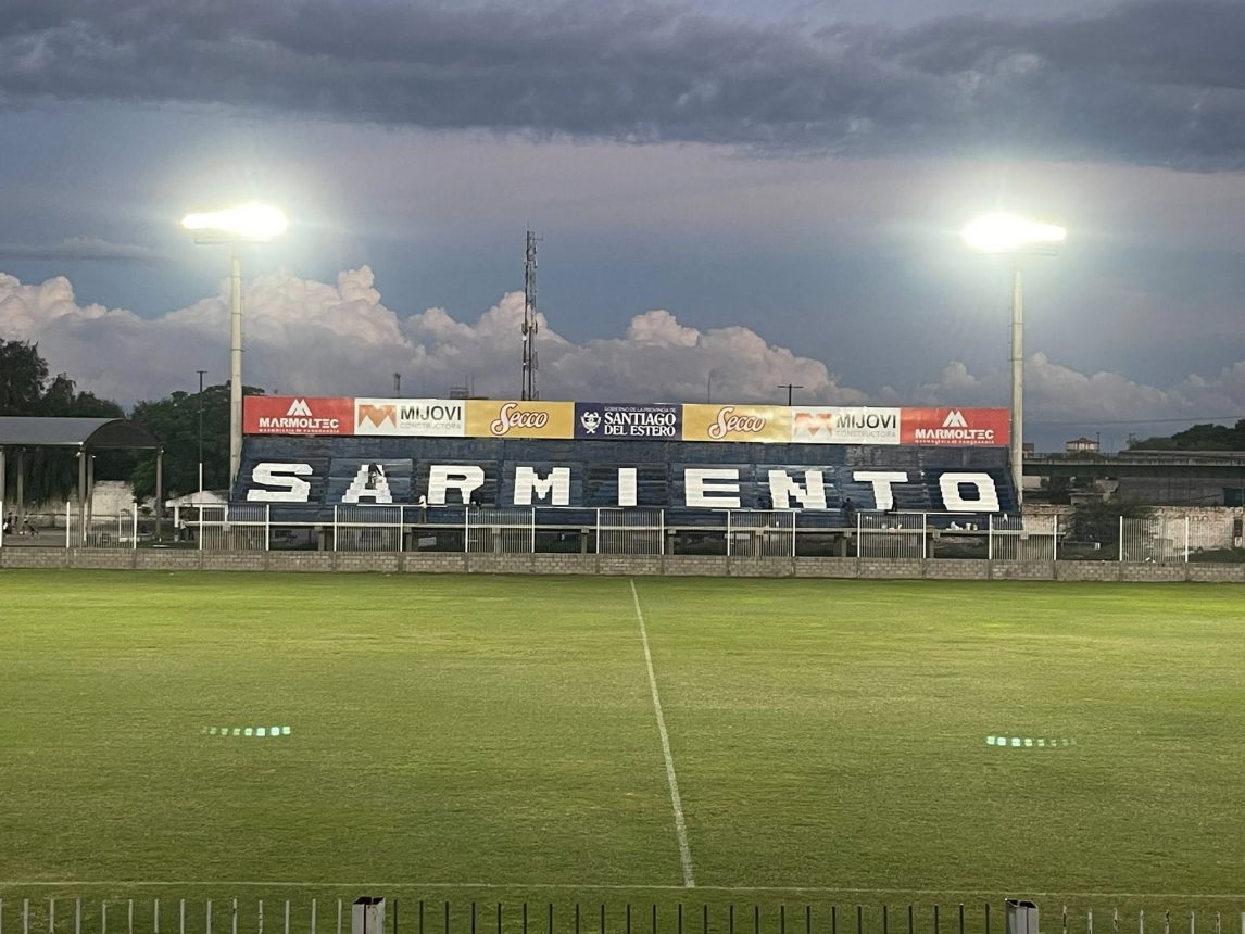 Los hinchas lo hicieron: tras una colecta, pintaron las nuevas gradas del club Sarmiento