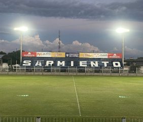 Los hinchas lo hicieron: tras una colecta, pintaron las nuevas gradas del club Sarmiento