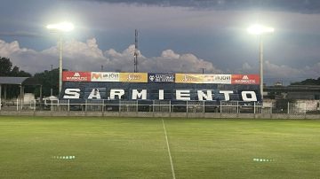 Los hinchas lo hicieron: tras una colecta, pintaron las nuevas gradas del club Sarmiento