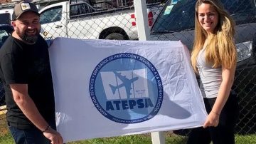 Tras identificar a la mujer que filmó a Adorni antes de su vuelo, el Gobierno evalúa sanciones