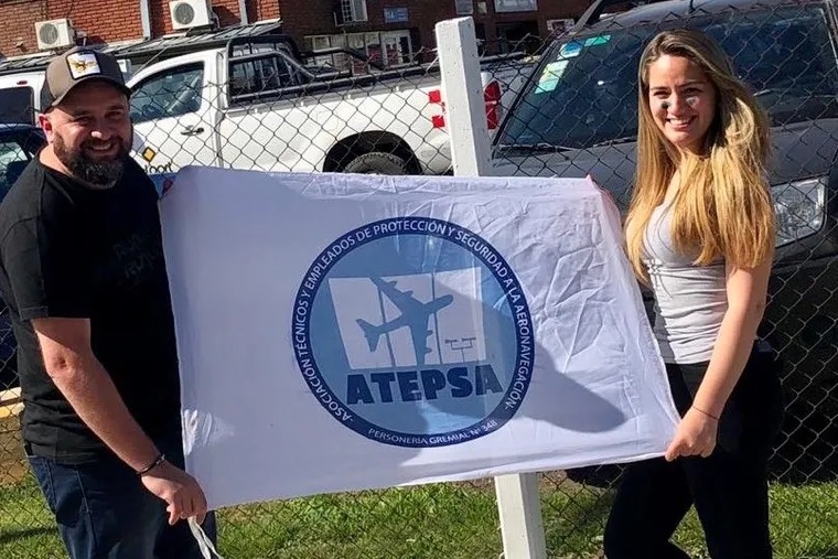 Tras identificar a la mujer que filmó a Adorni antes de su vuelo, el Gobierno evalúa sanciones