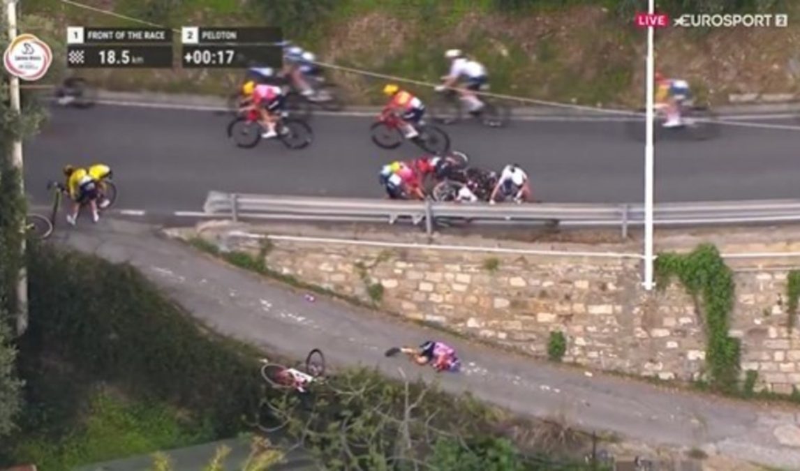 Dura caída de Silvestri en pleno descenso y traslado de urgencia