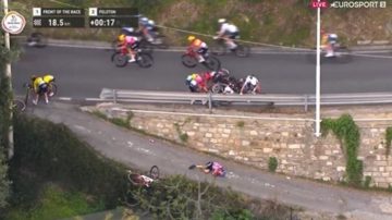 Dura caída de Silvestri en pleno descenso y traslado de urgencia