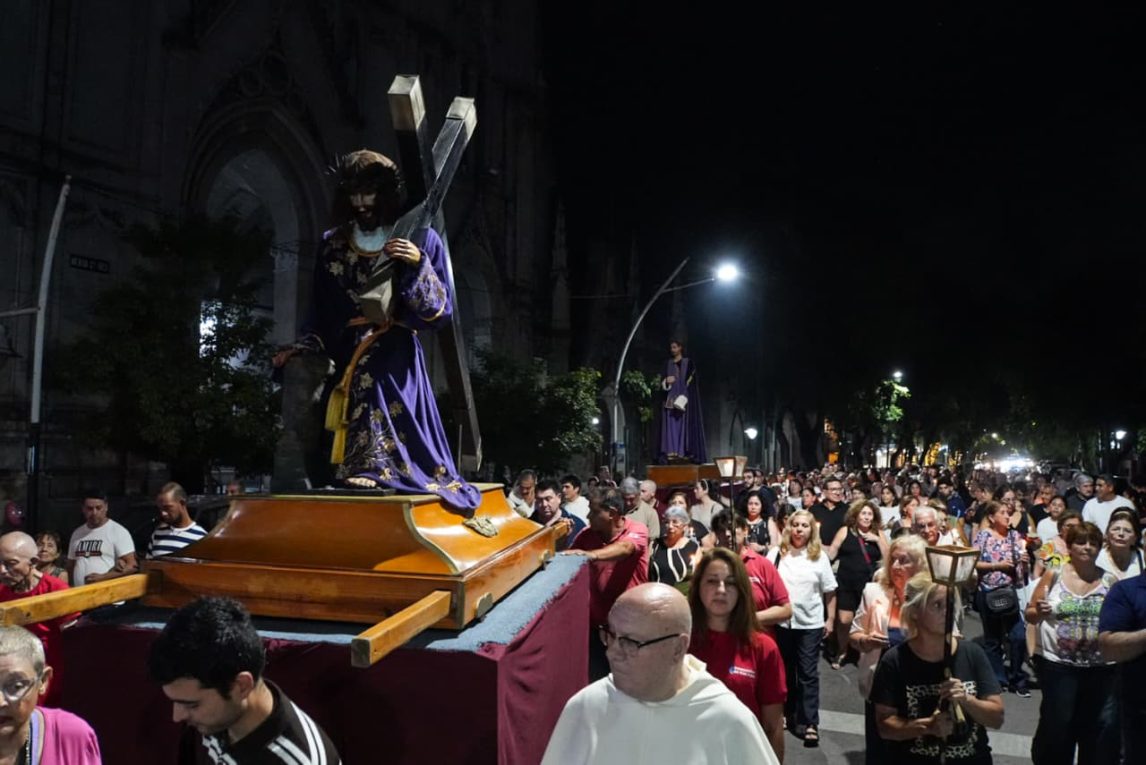 Cientos de fieles acompañaron la emotiva procesión del Amo Jesús