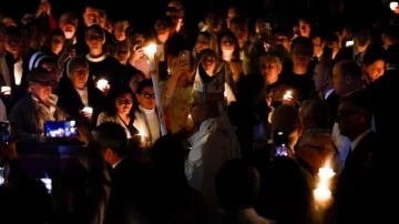 León XIV en su primera Vigilia Pascual llamó a no dejarse “paralizar” por la guerra y la injusticia