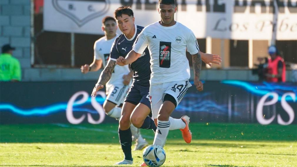 Riestra logró su primer triunfo y complicó a Independiente