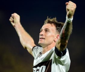 Platense hizo historia: cortó el invicto de Peñarol y ganó en la Libertadores