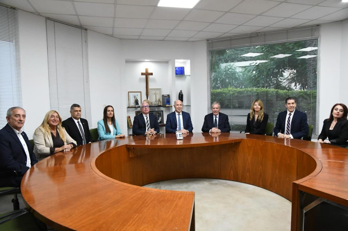 El gobernador Elías Suárez participó de la presentación del libro de Ricardo Lorenzetti en la UCSE