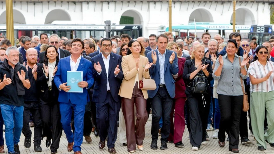 Frente unido de intendentes: masivo reclamo por el recorte de fondos y el estado de las rutas