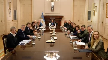 Milei empoderó a Adorni en una cumbre de Gabinete clave para el futuro del Gobierno