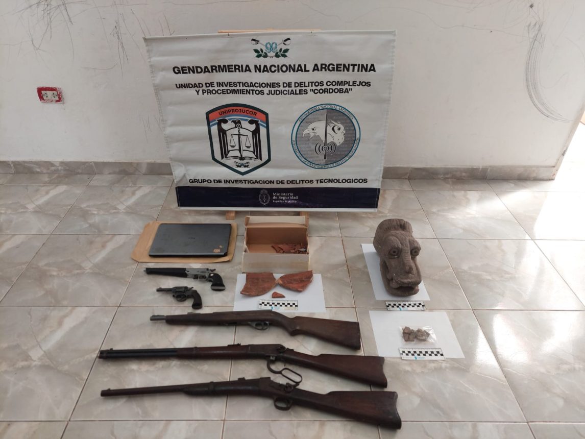Secuestran restos arqueológicos y armas en una vivienda de Córdoba