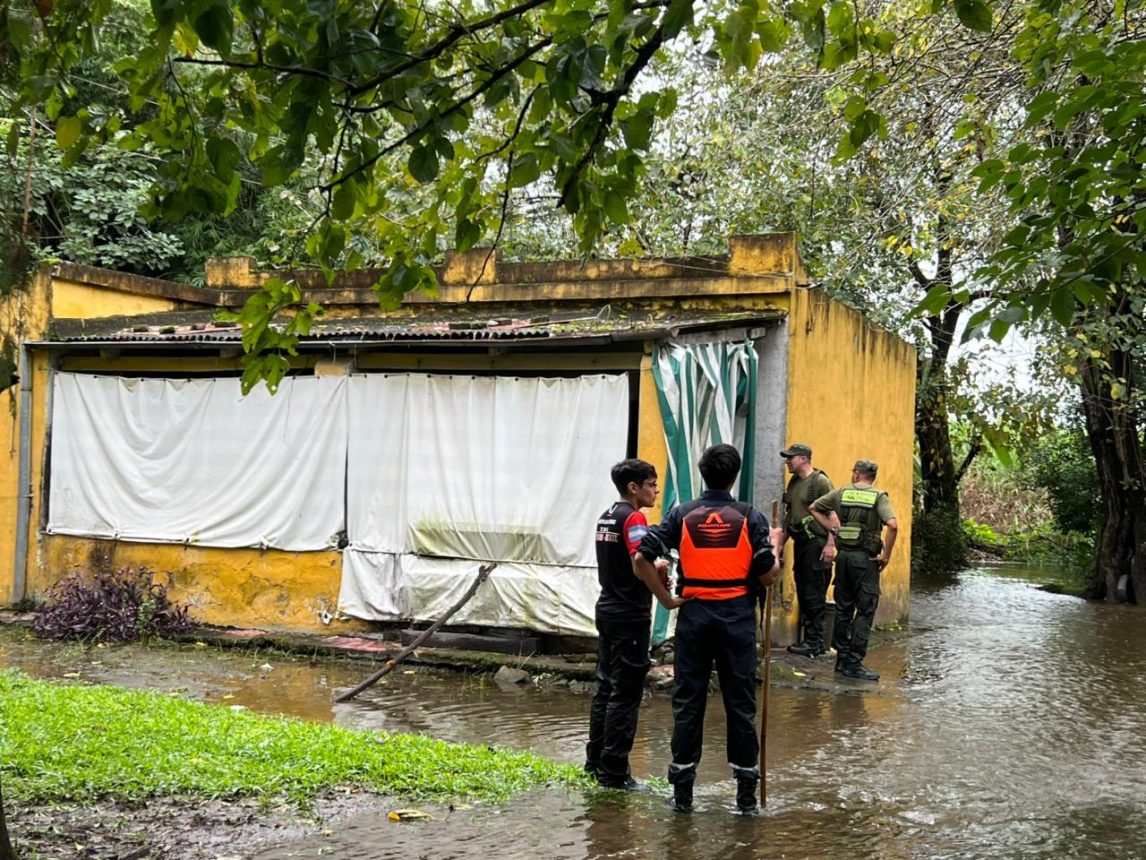 Temporal en Tucumán: evacuaron en bote a dos adultos mayores aislados por el avance del agua