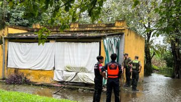 Temporal en Tucumán: evacuaron en bote a dos adultos mayores aislados por el avance del agua