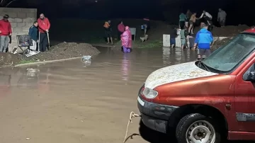 Familias piden ser rescatadas tras quedar atrapadas por el temporal en Tucumán