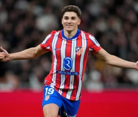 En España aseguran que tres gigantes van por Julián Álvarez