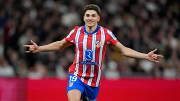 En España aseguran que tres gigantes van por Julián Álvarez