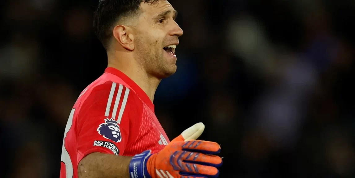 Marca histórica para Dibu Martínez en Aston Villa en la derrota ante Fulham