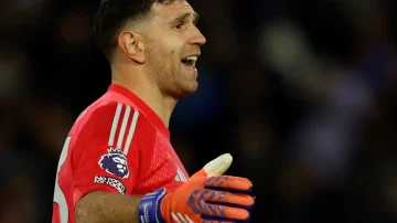 Marca histórica para Dibu Martínez en Aston Villa en la derrota ante Fulham