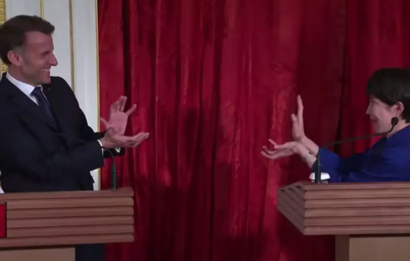 Emmanuel Macron y la primera ministra de Japón hicieron el “kamehameha” de Dragon Ball en una reunión oficial