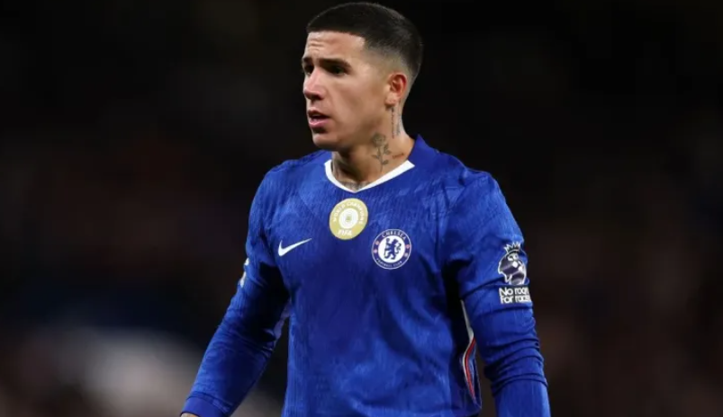 “Es un mocoso sin clase y manipulador”: la contundente crítica a Enzo Fernández tras ser suspendido en Chelsea