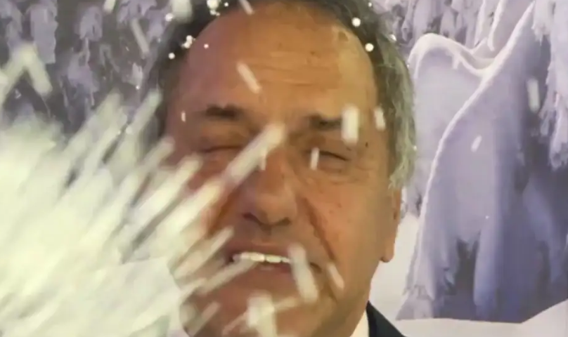 Nieve de telgopor y guiños al turismo brasileño: el video de Daniel Scioli promocionando la temporada de invierno que desató una ola de burlas