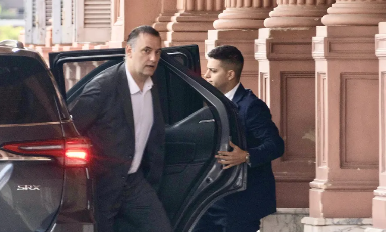 Polémica por otro viaje millonario de Adorni: afirman que gastó miles de dólares en lujoso hotel de Bariloche