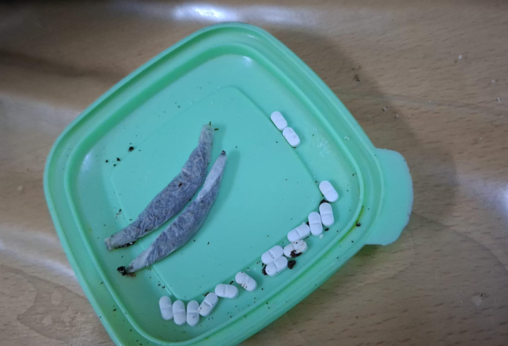 Detienen a una mujer que quiso hacer ingresar alfajores con marihuana y pastillas para un familiar detenido