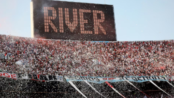 Por el incendio de unas butacas en el “Monumental”, prohíben los papelitos para recibir a los equipos