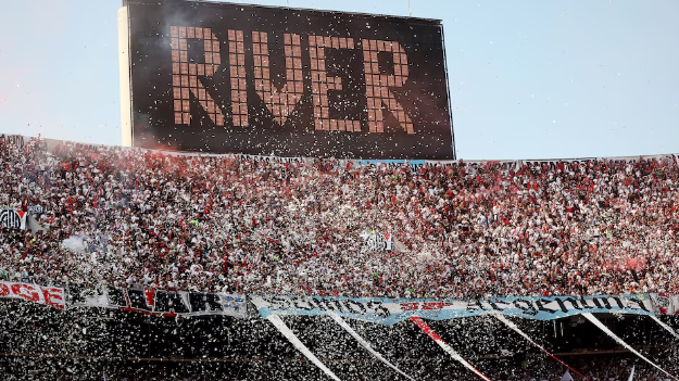 Por el incendio de unas butacas en el “Monumental”, prohíben los papelitos para recibir a los equipos