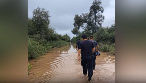 Intenso operativo para rescatar a un hombre descompensado en zona rural: policías tuvieron que recorrer 10 kilómetros a pie