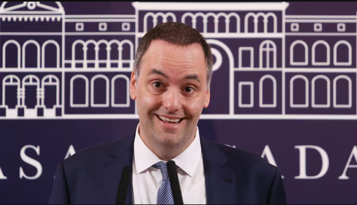 Aviones privados y hoteles de 6 mil dólares: la vida “premium” del jefe de Gabinete que no cierra con sus declaraciones juradas.