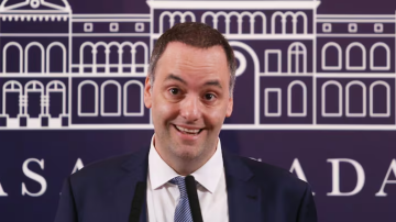 Aviones privados y hoteles de 6 mil dólares: la vida “premium” del jefe de Gabinete que no cierra con sus declaraciones juradas.