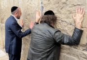Milei inició su visita a Israel con una recorrida por el Muro de los Lamentos