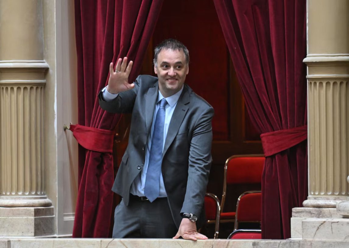 Polémica en YPF: directores cobrarán casi un millón de dólares anuales y Manuel Adorni integra la cúpula