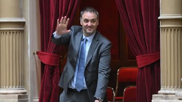 Polémica en YPF: directores cobrarán casi un millón de dólares anuales y Manuel Adorni integra la cúpula