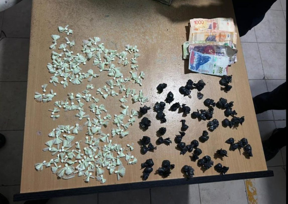 Una mujer usó a su hija adolescente para ocultar droga y dinero durante un allanamiento