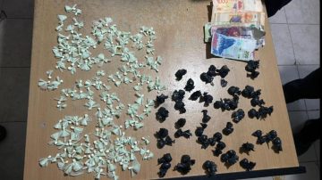 Una mujer usó a su hija adolescente para ocultar droga y dinero durante un allanamiento