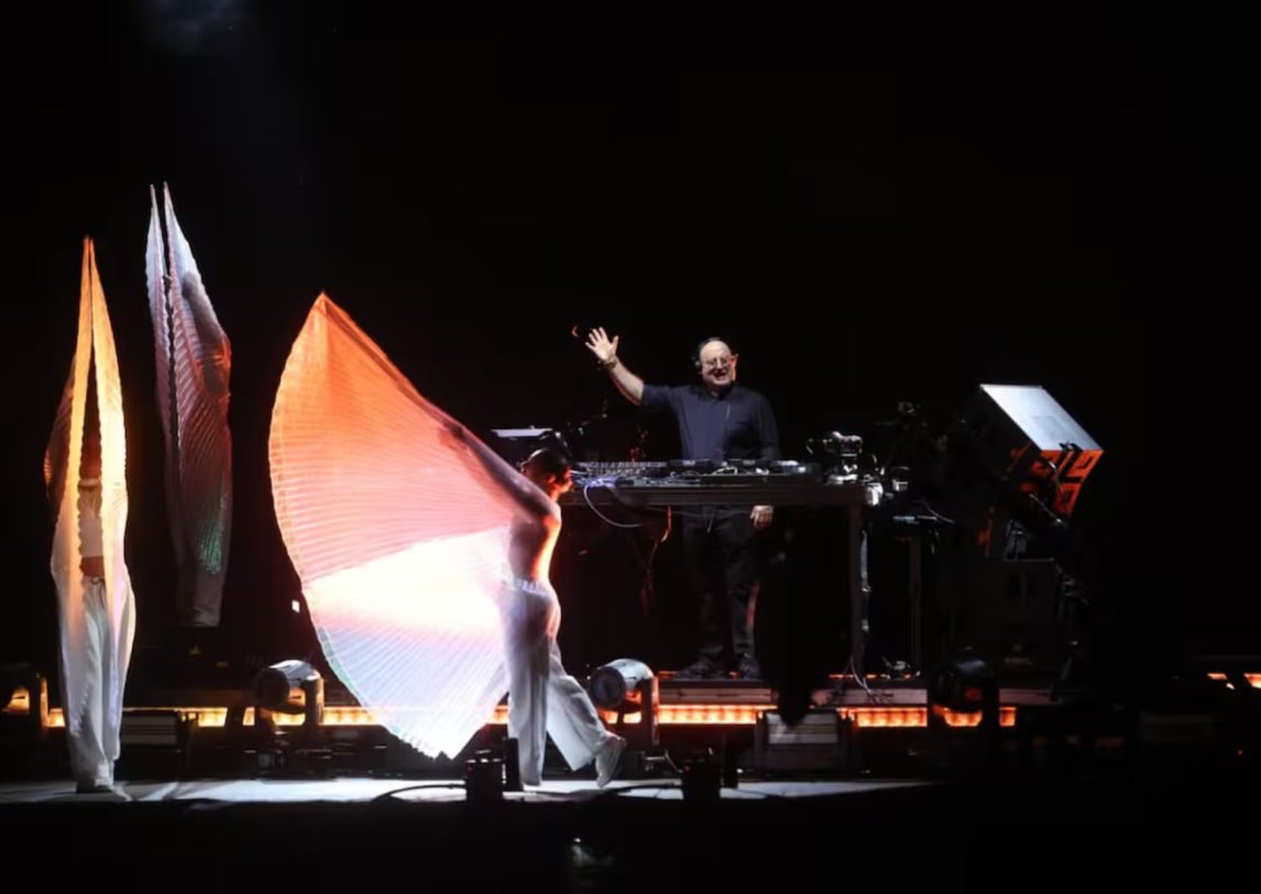 A un año de la muerte del Papa Francisco: imponente show en Plaza de Mayo del Padre Guilherme, el “Cura DJ”