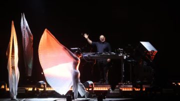 A un año de la muerte del Papa Francisco: imponente show en Plaza de Mayo del Padre Guilherme, el “Cura DJ”