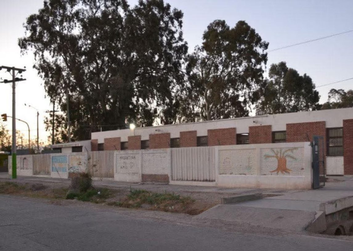 Un alumno de 14 años ingresó a clase con una réplica de arma de fuego