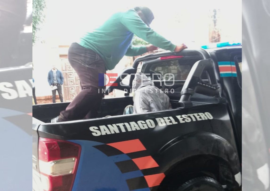 Cansados de los robos, vecinos del 8 de Abril redujeron a manguerazos a un ladrón y lo entregaron a la policía