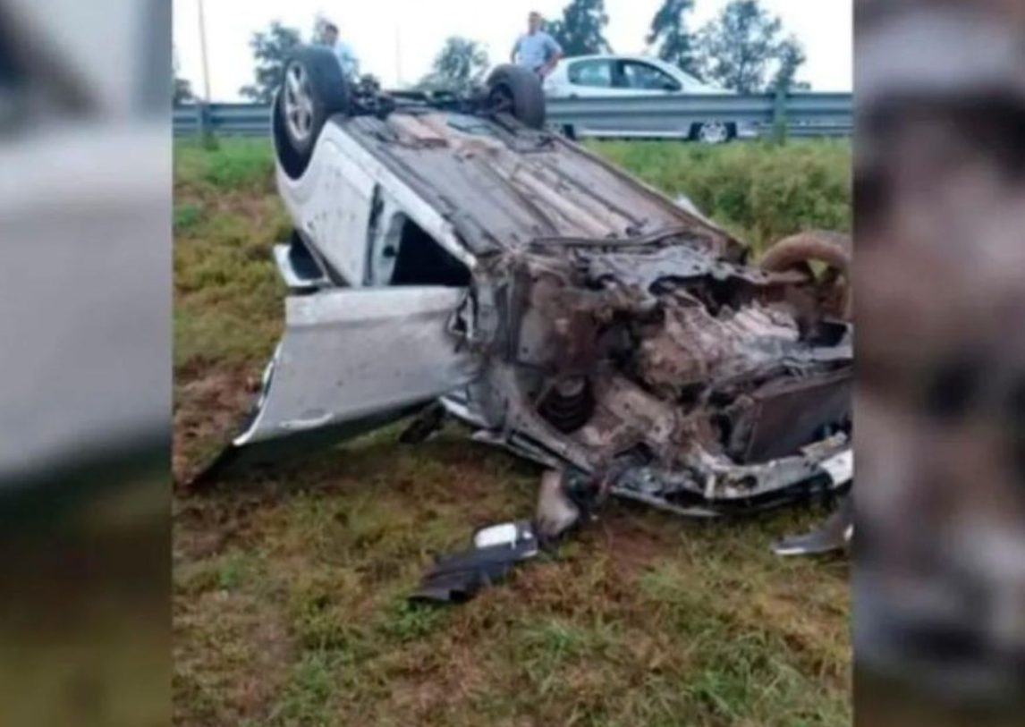 Susto en la Ruta 6: volcó una camioneta con un equipo de vóley de Frías