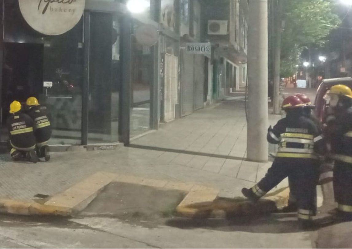 Un cortocircuito en un aire acondicionado provocó un incendio en una conocida pastelería