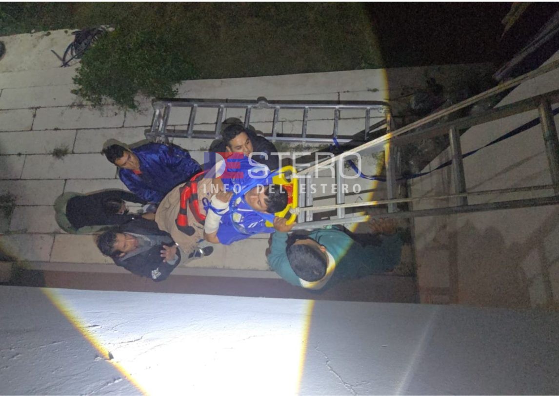 Cayó de un segundo piso mientras reparaba un tanque: milagroso rescate de un vecino bandeño